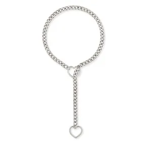 Vue détaillée du collier cravate en acier inoxydable avec maillons et pendentif cœur.