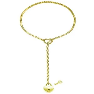 Vue détaillée du collier cravate en acier inoxydable doré avec des pendentifs cadenas et clé.
