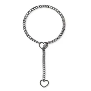 Détail de collier lariat coeur en acier inoxydable, bijoux chaîne coulissante style punk.