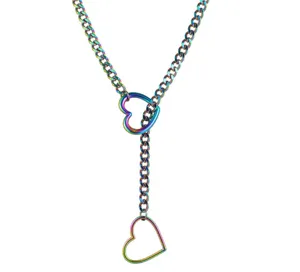 Gros plan sur le collier cravate en acier arc-en-ciel avec pendentif cœur entrelacé.