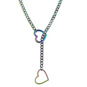 Collier lariat iridescent en acier inoxydable avec deux pendentifs cœur, bijoux rock.