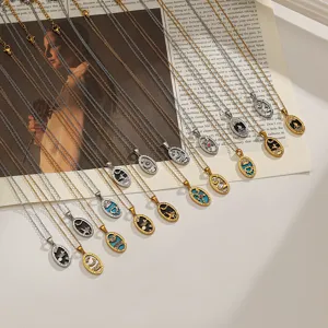 Vue détaillée de colliers pendentifs cartes de tarot en acier inoxydable, finition dorée.