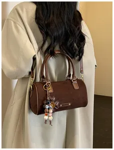Bruine suède Boston schoudertas voor dames, retro crossbody handtas met schattige bedel.
