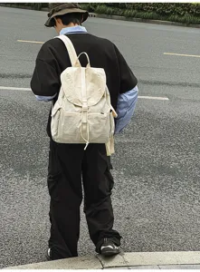 Beige casual σακίδιο σε εξωτερικό στιλ, ιδανικό για ταξίδια και πολλές λεπτομέρειες.