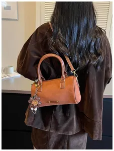 Retro suède Boston schoudertas voor dames met bloemhanger dagelijkse crossbody tas