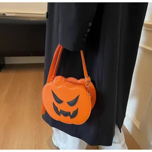 Detailaufnahme der niedlichen orangen Halloween Kürbis Umhängetasche mit lustigem Gesicht.