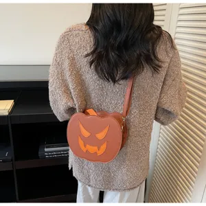 Halloween Kürbis Umhängetasche, niedliche Neuheit Schultertasche im Kürbis Design.