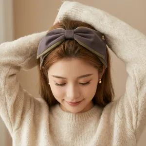 Serre-tête nœud en velours rétro pour femme, élégant cerceau bicolore avec charm abeille dorée.