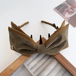Détail bandeau nœud velours, serre-tête marron rétro avec dents, accessoire cheveux élégant.