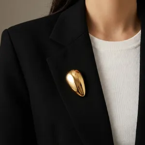 Minimalistische gouden metalen druppelbroche voor chique blazers en stijlvolle pakken.