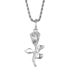 Vue détaillée du pendentif fleur de rose en argent avec chaîne corde, bijou hip-hop homme