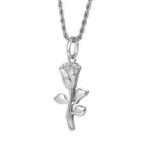 Gros plan détaillé du pendentif rose en argent montrant le savoir-faire métallique.