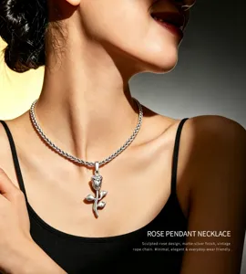 Vue détaillée du collier pendentif rose argenté, design floral sculpté, finition mate.