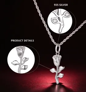 Vue rapprochée et détaillée du magnifique pendentif rose en argent sterling avec chaîne.