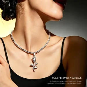 Collier pendentif rose en argent avec chaîne corde vintage, bijou minimaliste et élégant.
