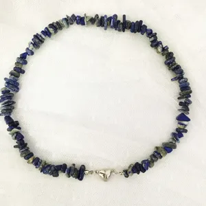 Primo piano dettaglio della collana di perle in pietra naturale con chiusura magnetica a cuore.