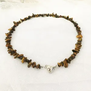 Dettaglio collana di pietre naturali irregolari, catenina con chiusura magnetica a cuore.