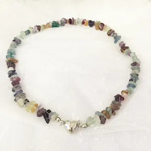 Vista dettagliata della collana di perle di pietra naturale irregolare con chiusura a cuore.