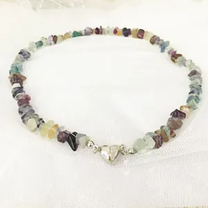 Primo piano dettagliato della collana di perle in pietra colorata con chiusura magnetica.