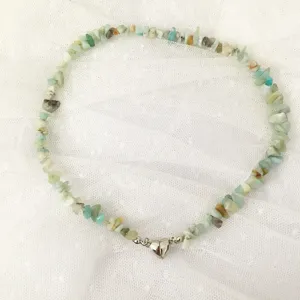 Collana girocollo con perline di pietra naturale irregolare e chiusura magnetica a cuore