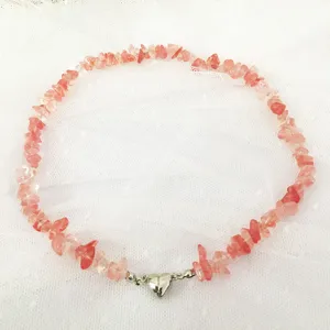 Collana di pietre di cristallo rosa naturale con chiusura magnetica a cuore per donne tutti i giorni.