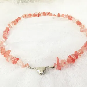 Collana di perle di cristallo rosa irregolare in pietra naturale con chiusura magnetica.