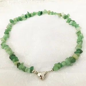 Dettaglio della collana di pietre verdi frantumate con chiusura magnetica a cuore in argento.