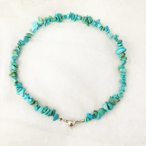 Collana di pietre di turchese con chiusura magnetica a cuore da donna, gioiello unico.