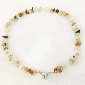 Primo piano dettaglio della collana in pietra naturale con chiusura magnetica a cuore.