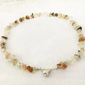 Primo piano dettagliato di collana di pietre naturali con chiusura magnetica a cuore.