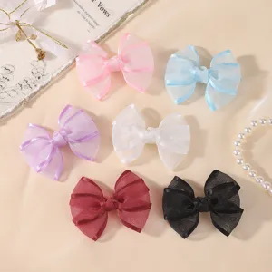 Detailansicht bunter doppelter Organza Haarschleifen, süße Prinzessin Haarspangen für Kinder.