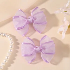 Detailaufnahme von zweilagigen Organza Schleifen Haarnadeln in Helllila für süßen Look.
