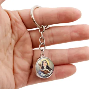 Religieuze Heilige Clara sleutelhanger met glazen cabochon hanger, duurzame metalen ring.