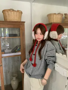 Paraorecchie invernali in lana d'agnello stile coreano con pompon rossi morbidi e caldi