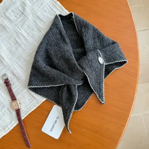 Sciarpa triangolare in lana lavorata a maglia, scialle invernale caldo ed elegante.