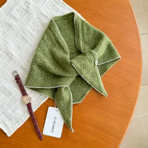 Sciarpa triangolare in maglia verde con pizzo traforato, scaldacollo invernale caldo e scialle elegante.