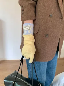 Vue détaillée de gants longs en tricot color-block à pois pour femmes, vêtement d'hiver chaud.
