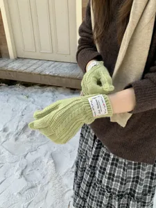 Guanti invernali chic in maglia treccia da donna, comodi caldi touchscreen dettaglio.