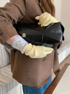 Vue détaillée de gants tricotés à pois colorés et prolongés avec fonction tactile.