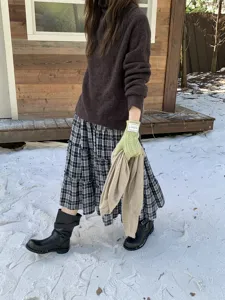 Accoglienti guanti invernali in maglia a trecce verde chiaro, ideali per outfit freddi e stilosi.