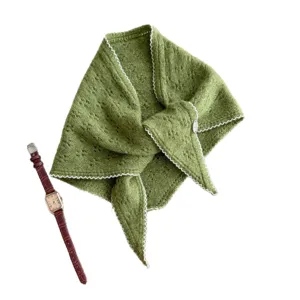 Sciarpa triangolare in lana verde con bordo in pizzo, scaldacollo traforato autunnale.