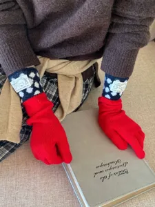 Gants longs tricotés à pois pour femme, gants tactiles d'hiver chauds et élégants au design tendance.