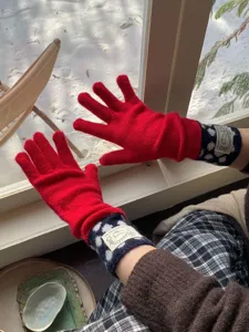 Gants tactiles en tricot rouge à poignets à motifs, gants chauds et confortables d'hiver.