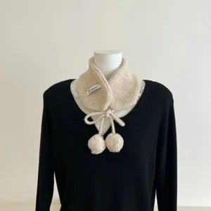 Tour de cou en tricot avec pompons, écharpe d'hiver douillette pour femmes, détail accessoire.