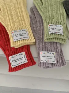 Primo piano dei dettagli di guanti lavorati a maglia senza dita con trama squisita e stile accogliente