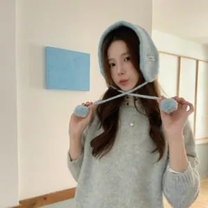 Bonnet cache-oreilles tricoté chaud d'hiver avec pompons, charmants liens tressés en peluche.