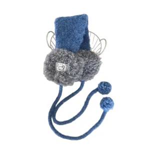 Comodi paraorecchie invernali in peluche con simpatici pompon e morbida fodera calda.