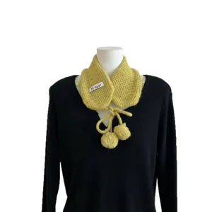 Foulard col amovible en tricot jaune d'hiver avec jolis pompons, chaud et élégant.