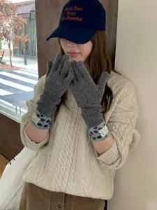 Gants en tricot d'hiver pour femmes, longs poignets à pois, gants tactiles chauds et chic.