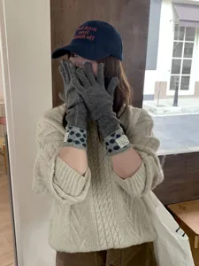 Gants d'hiver pour femmes en tricot à pois, détails tactiles chauds à doigts séparés.